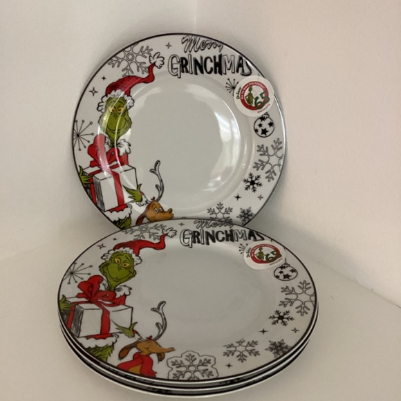 Set of 4 Grinch and Max Christmas dinner plates NEW - Picture 2 of 5